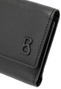 Zwarte gestructureerde portemonnee met een verhoogd letter "B" logo, voorzien van een vouwdesign en een gladde binnenafwerking.