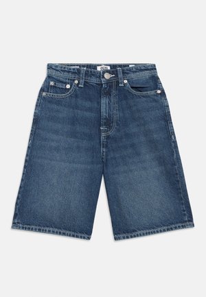 Pantalones cortos de mezclilla azul hasta la rodilla con bolsillos delanteros, presillas para cinturón, botón metálico, cremallera y un sutil desgaste en los muslos.