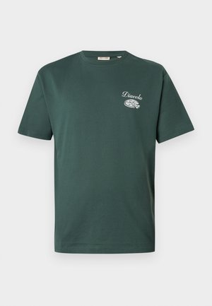 Sötétzöld, rövid ujjú póló fehér "Diavola" felirattal és egy pizza szelet grafikával a bal mellrészen.