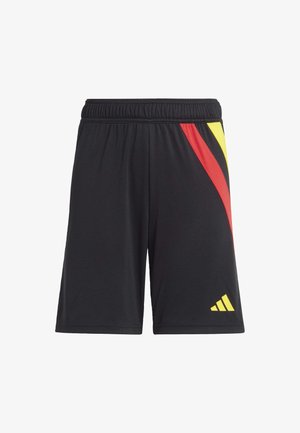 Črne športne kratke hlače z rdečim in rumenim diagonálnim črtastim vzorcem. Imajo elastičen pas in rumen Adidasov logotip na robu.