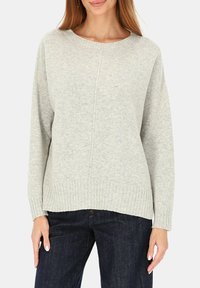 Jasnoszary sweter z wełny o okrągłym dekolcie, z prążkowanym dołem i opuszczonymi ramionami, cechujący się miękką fakturą i prostym wzornictwem.