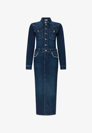 Vestido de mezclilla en azul oscuro, con mangas largas, un collar, dos bolsillos en el pecho y detalles en piedra en los bolsillos frontales.
