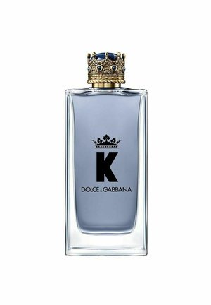 Flacon de parfum rectangulaire en verre avec liquide bleu clair, logo "K" noir surmonté d'une couronne, bouchon en forme de couronne dorée, marque Dolce & Gabbana.