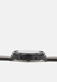 Schwarze Chronographuhr mit einem glatten runden Zifferblatt, strukturiertem Lederarmband und drei Druckknöpfen auf der rechten Seite für die Funktionalität.