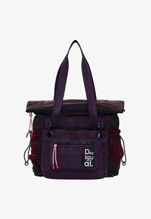 Lilla kandekott rull-top disainiga, mitme välispesaga, võrgust külgpaneelide ja kontrastsete riistvara aktsentidega.