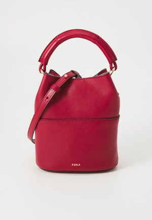Sac seau en cuir rouge avec une poignée ronde et une bandoulière réglable. Il présente un logo doré en relief à l'avant et une texture lisse.