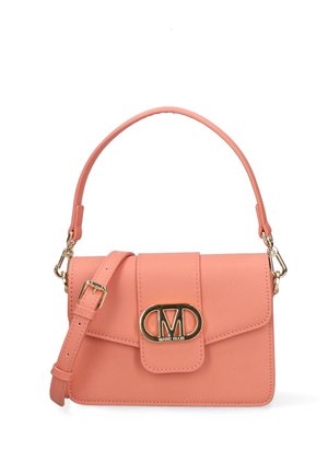 Koraalroze Marc Ellis handtas met gouden sluiting met "M" logo, bovenhandvat en verstelbare schouderriem op witte achtergrond.