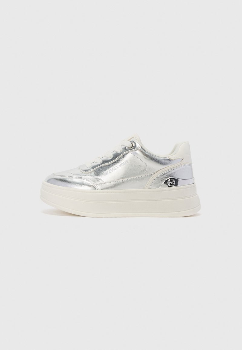 Silverfärgade metalliska sneakers med vita detaljer, rund tå, platt plattformssula och logotypdetalj på sidan. Slät textur och snörningsdesign.