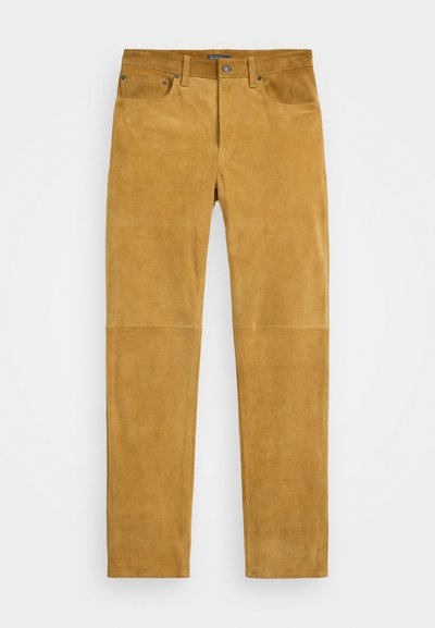 Pantalones de ante color marrón claro con una textura suave, cinco bolsillos y un diseño de pierna recta. Presentan herrajes metálicos en los bolsillos y un cierre con botón.