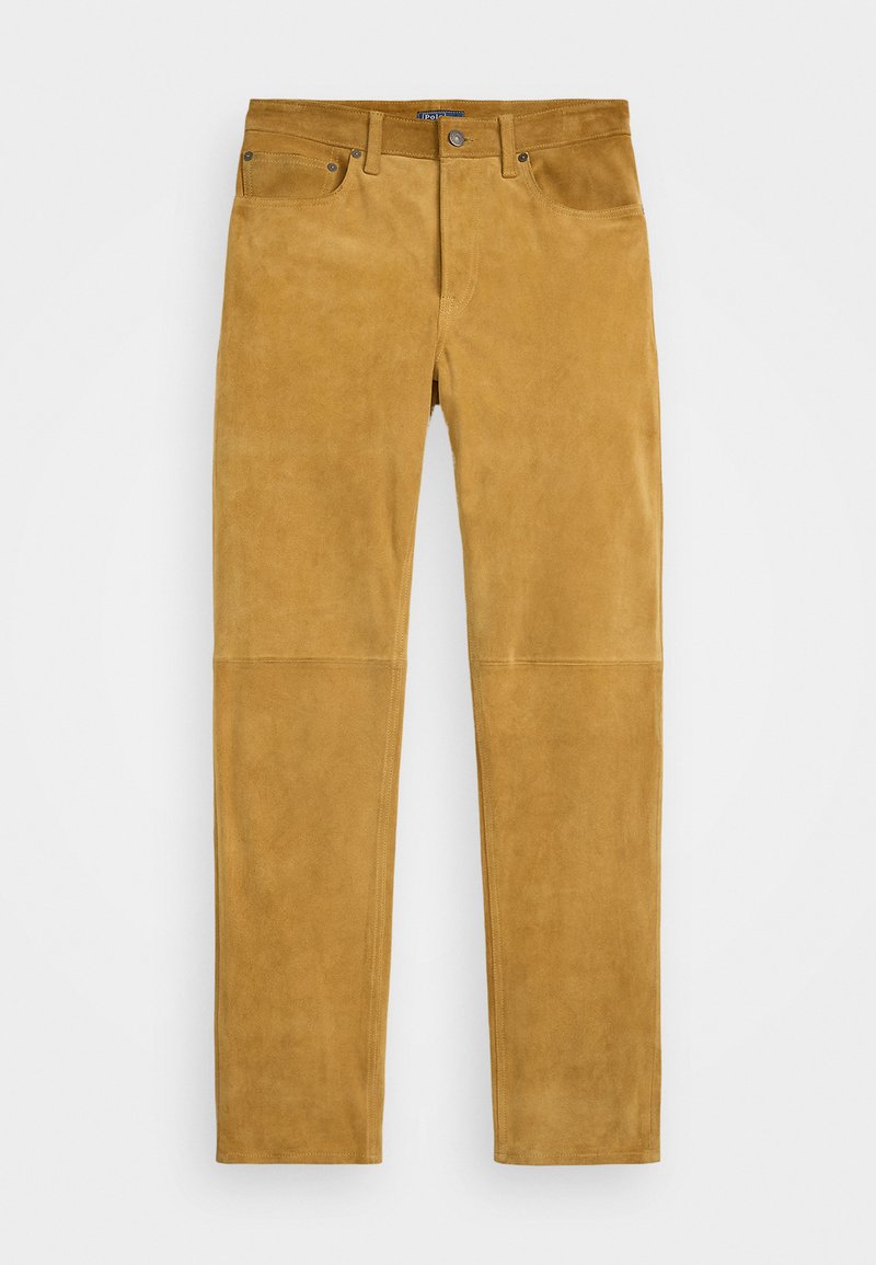 Tan suède broek met een gladde textuur, vijf zakken en een rechte pasvorm. Voorzien van metalen hardware bij de zakken en een knoopsluiting.