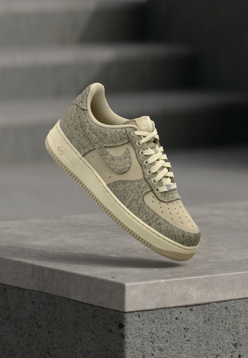 AIR FORCE 1 07 LV8 desert khaki/light khaki/metallic silver-coloured/grey denim