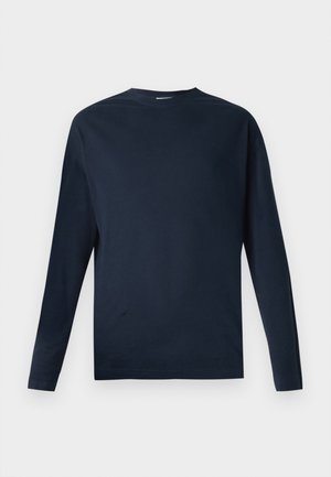 Tumed pikkade varrukatega T-särk, mis on valmistatud puuvillast, ümaralõikega kaelusega ja sirge lõikega äärega. Sile tekstuur, ilma nähtavate mustrite või lisadega.