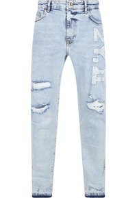 Jeans en denim bleu clair avec une coupe slim, présentant plusieurs zones déchirées et un imprimé "NY" sur le devant de la cuisse gauche.