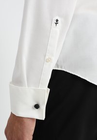 Seidensticker SHAPED FIT - Camicia elegante - weiss
