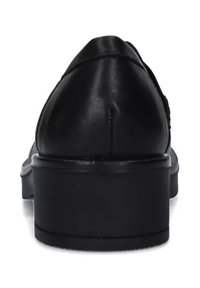 Scarpa in pelle nera con tacco basso, caratterizzata da una superficie liscia e un design semplice. Punta arrotondata e dettagli di cucitura minimali.