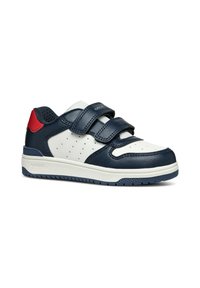 Marinblå och vit lädersneaker med två kardborreband, perforerade detaljer och en röd häl. Gummisula med texturerat grepp.