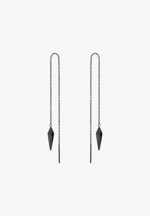 Boucles d'oreilles géométriques noires avec de longues chaînes, ornées de pendentifs pointus et facettés, ainsi que d'accents simples et droits, fabriquées en métal poli.
