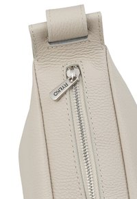 Borsa in pelle grigia chiara con superficie texturizzata, zip argentata e etichetta con logo. Dotata di una chiusura sicura con pattina superiore.
