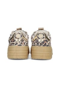 Leopardenmuster-Sneaker mit einer beigen Gummisohle, goldenen Akzenten und einer Zuglasche an der Rückseite. Obermaterial aus strukturiertem Stoff mit abgerundeter Form.