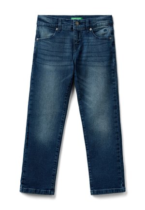 Ciemnoniebieskie, sprane jeansy o prostych nogawkach, z przednimi kieszeniami, szlufkami na pasek i zapinane na guziki, leżące płasko na białym tle.