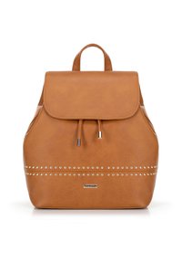 Hnědý batoh z umělé kůže s klopou, detailem na stahování, zlatými hřebíčky podél spodní části a rukojetí na nošení.