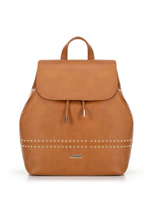 Bruine neplederen rugzak met een klepclosure, trekkoorddetails, gouden studs langs de onderkant en een handvat aan de bovenkant om te dragen.