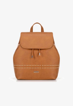 Zaino in finta pelle marrone con chiusura a pattina, dettagli a cordoncino, borchie dorate lungo il fondo e una maniglia superiore per il trasporto.