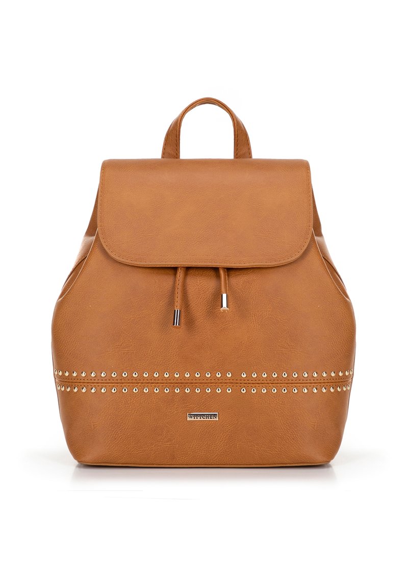 Hnědý batoh z umělé kůže s klopou, detailem na stahování, zlatými hřebíčky podél spodní části a rukojetí na nošení.