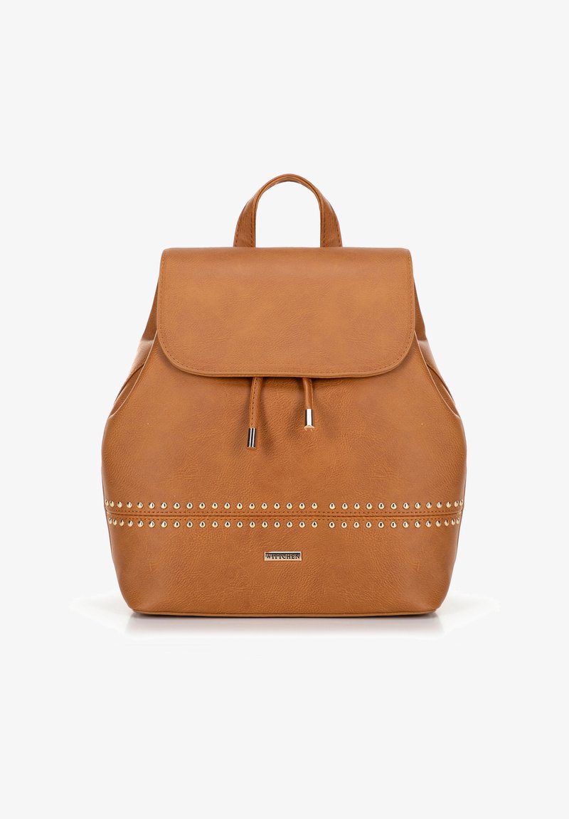 Hnědý batoh z umělé kůže s klopou, detailem na stahování, zlatými hřebíčky podél spodní části a rukojetí na nošení.