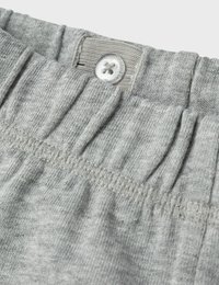 Fascia in maglia grigia con texture raccolta, dotata di un bottone in plastica e cuciture rinforzate per maggiore durata. Materiale in morbido misto cotone.