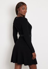 Guess PLEATED - Gebreide jurk - schwarz