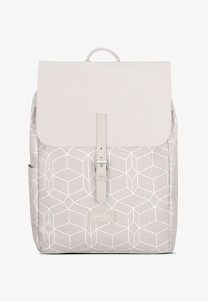 Hellgrauer Rucksack mit geometrischem Muster, ausgestattet mit einem Klappverschluss, einem Riemen und einem Schnallenverschluss sowie einem Etikett auf der Vorderseite.