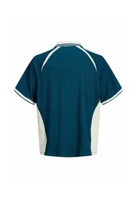 Polo bleu à manches courtes avec panneaux latéraux blancs et rayures sur le col, vu de dos sur un fond blanc.