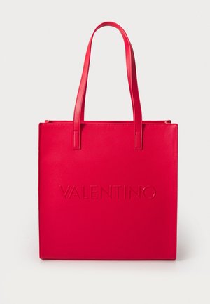 Rote Kunstleder-Umhängetasche mit zwei oberen Griffen, geprägtem "VALENTINO"-Logo, quadratischer Form, glatter Textur und offenes Design.