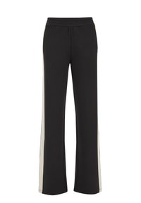 Pantalons de sport noirs avec une coupe décontractée, présentant un design à jambes larges et des rayures crème sur les côtés. Fabriqués à partir d'un tissu doux et extensible.