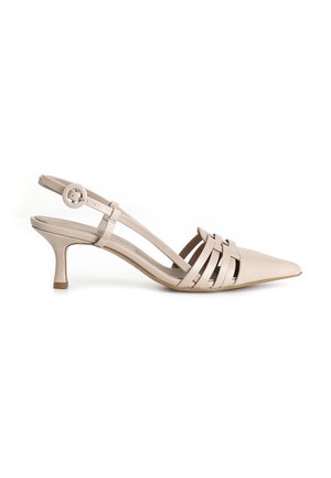 Beige læder slingback kitten heel med spidst tå og udskåret remdesign på foden.