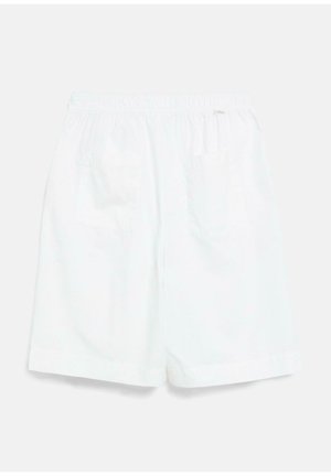 Short blanc à taille élastique avec deux poches plaquées à l’arrière et une petite étiquette de marque en tissu sur le côté droit.