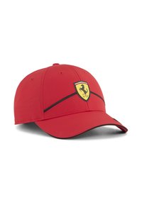 Raudona beisbolo kepurė iš audinio su išlenktu kraštu, turinti juodą juostelę ir geltoną Ferrari logotipą priekyje.