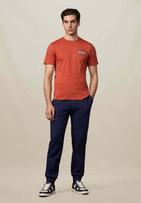 Hackett London HERITAGE RALLY UJK  - Triko s potiskem - burnt orange