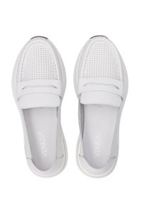 Białe buty wsuwane z gładką skórzaną cholewką, z perforowanymi detalami i niskim profilem. Posiadają szary wnętrze i minimalistyczny design.