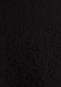 Tessuto di pizzo nero con intricati motivi floreali e swirling, caratterizzato da trame aperte e una superficie texturizzata.