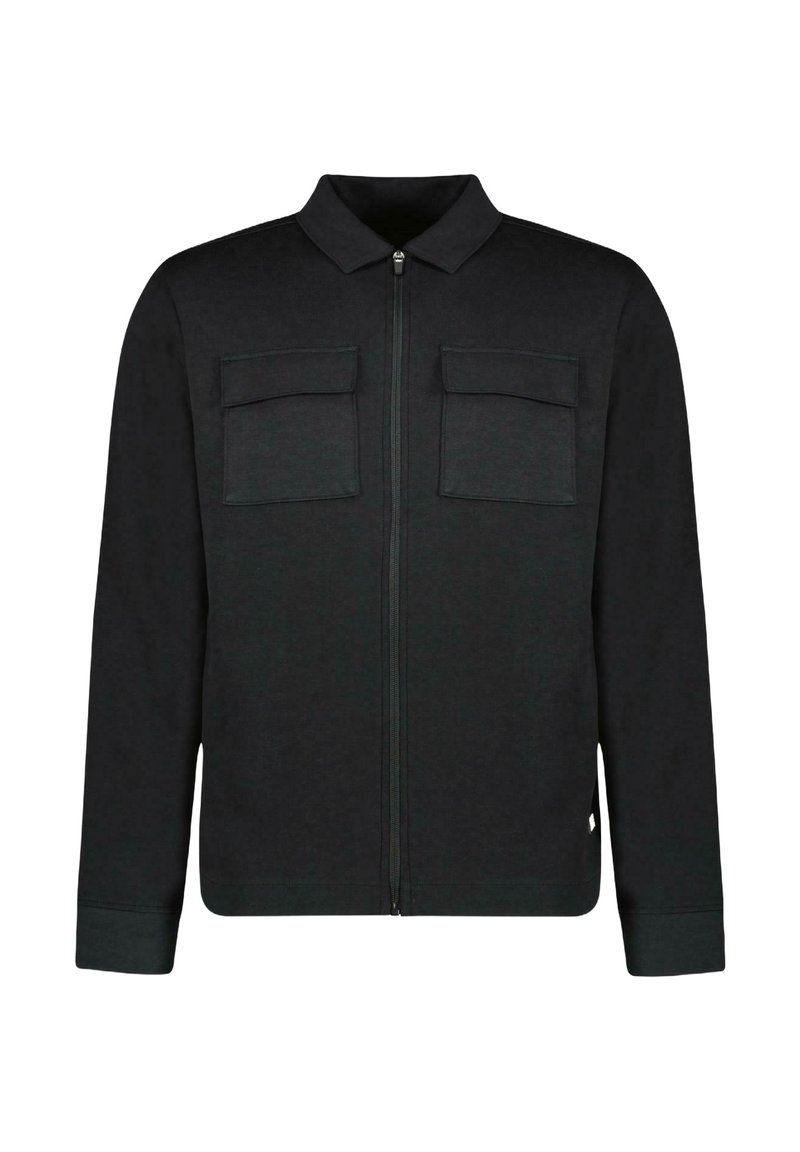 Zwarte zip-up jas gemaakt van een textuurstof, met een kraag, twee voortassen met flap-sluitingen en lange mouwen.