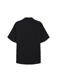 Maglietta nera a maniche corte con un motivo geometrico testurizzato, colletto a punta e orlo dritto. Tessuto leggero con vestibilità rilassata.