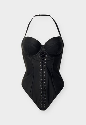 Body din piele neagră cu aspect de corset, cu cupe cu sârmă, detaliu cu șireturi în față și bretea halter reglabilă, pe un fundal alb.