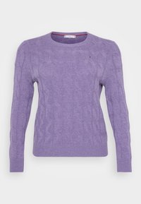 Lila Strickpullover mit Kabelmuster, Rundhalsausschnitt und gerippten Bündchen und Saum. Subtiler Logo-Detail auf der Brust. Weiche Textur.