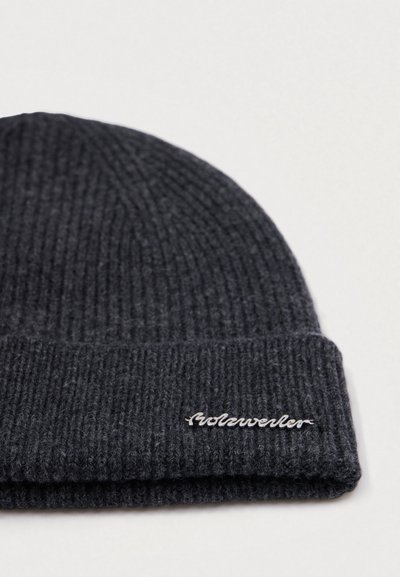 Căciulă tricotată ribbed de culoare gri închis, cu margine pliată și un detaliu mic cu logo metalic al brandului pe manșetă.