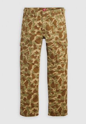 Camouflage cargo bukser i forskellige nuancer af grøn og brun, med flere lommer og en afslappet pasform, lavet af slidstærkt stof.