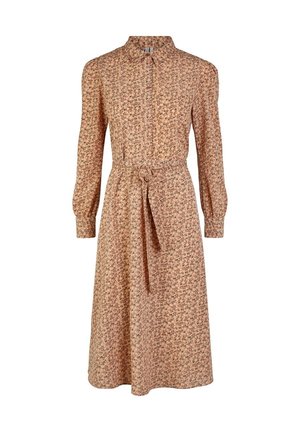 Langærmet knælængde kjole i ferskenfarve med lille blomsterprint, knapper foran, høj halsudskæring og et stofbælte bundet om taljen.