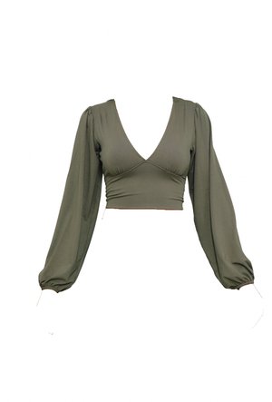 Olivo zelena kratka majica z globokim V-izrezom, dolgimi napihnjenimi rokavi in nabranimi manšetami. Izdelana iz gladkega blaga z minimalnimi šivi.