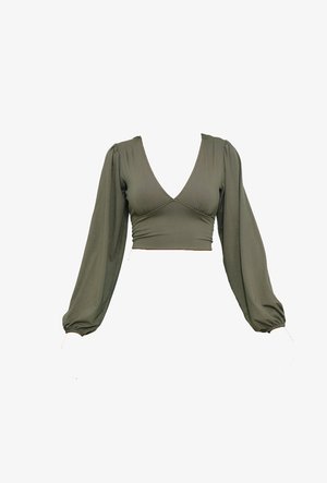 Olivo zelena kratka majica z globokim V-izrezom, dolgimi napihnjenimi rokavi in nabranimi manšetami. Izdelana iz gladkega blaga z minimalnimi šivi.